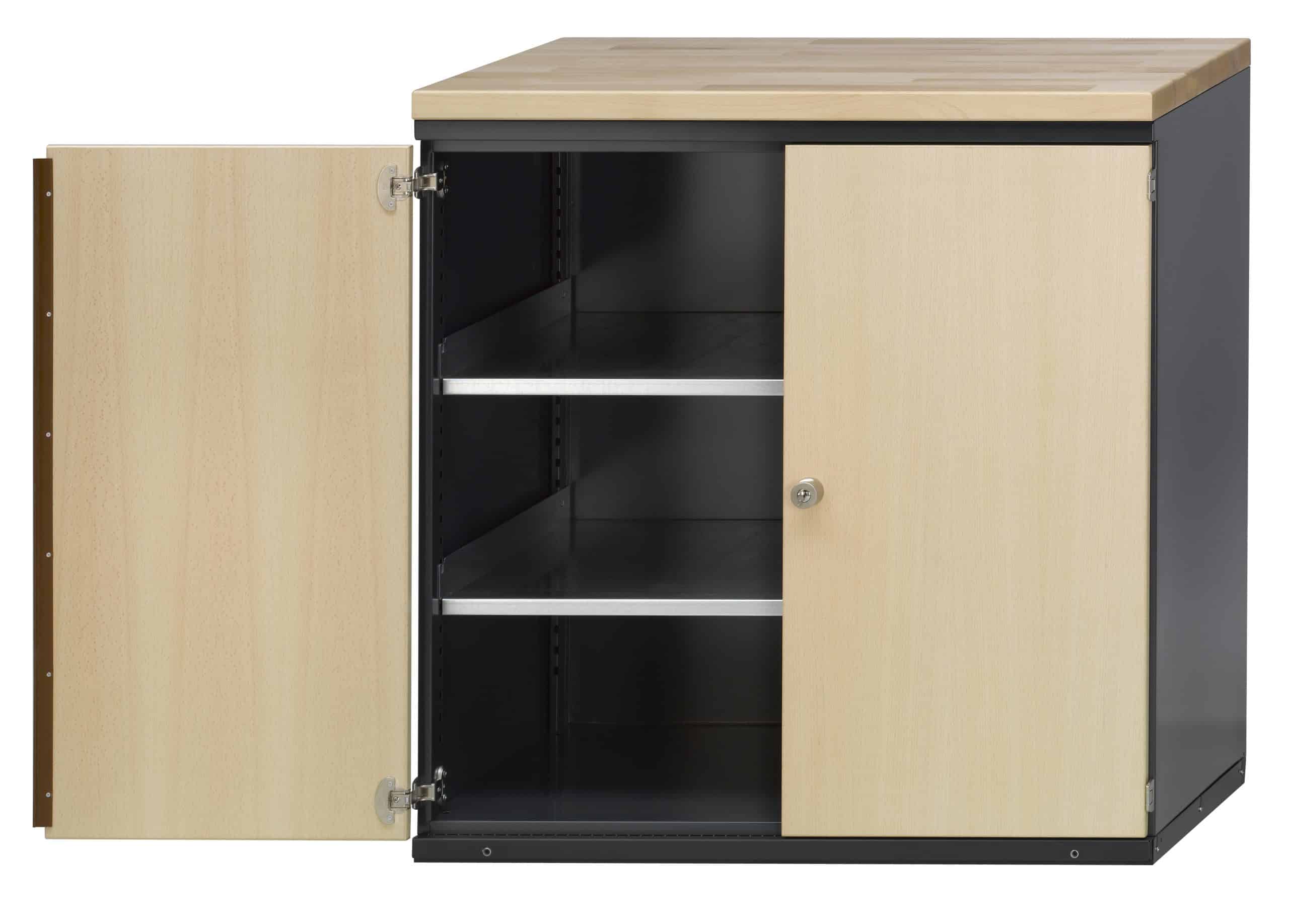 Les mobiliers métalliques sont couramment utilisés dans l’univers industriel, au sein des usines et des ateliers. Mais leur utilisation dans la décoration intérieure n’a été rendu populaire qu’en 1960 avec la popularité croissante du style industriel. Une popularité influencée par la simplicité, l’authenticité et la robustesse des meubles métalliques. Si vous craquez pour du mobilier de style industriel, voici comment l’adopter ! Pourquoi choisir du mobilier en métal ? Si autrefois, le mobilier en métal était uniquement destiné aux usines, actuellement, il s’invite de plus en plus chez les particuliers. Une tendance qui s’explique par les avantages des meubles métalliques. La simplicité et l’authenticité – les meubles faits en métal ont le mérite d’être des produits bruts sans ornements ni décoration superflus. Une caractéristique qui en fait des mobiliers authentiques. Le côté vintage – tout le charme des meubles métalliques et industriels repose essentiellement par leur apparence vintage, avec des matériaux bruts ayant un aspect un peu vieilli. La robustesse – il s’agit sans doute du plus grand atout des meubles métalliques. Ceux-ci sont des mobiliers durables et résistants (que ce soit à l’usure ou à divers types de contaminations). L’élégance et le caractère – le mobilier en métal regroupe des produits de caractère qui font la renommée du style industriel. La combinaison de matières brutes (métal, bois massif et parfois cuir) renforce cette singularité qui donne du cachet à une décoration de style industriel. Conseils et astuces pour inclure les meubles en métal dans sa décoration d’intérieur Pour adopter un style rappelant l’usine dans votre intérieur grâce aux meubles métalliques, plusieurs critères sont à prendre en compte. Miser des meubles métalliques fonctionnels Le but avec une décoration de style industriel, c’est d’instaurer une ambiance rappelant un environnement au sein d’une usine. Et pour acquérir cette authenticité, il est primordial de choisir des meubles en métal fonctionnels. Chaque mobilier choisit se doit alors d’avoir une ou des fonctions qui lui sont attribué. Ce côté pratique, vous pouvez la trouver chez l’armoire métallique en guise d’armoire de rangement ; l’établi en tant que table ou plan de travail ; ou encore les buffets industriels. Quelques pièces phares du style industriel sont également à inclure dans votre décoration. C’est le cas des tables massives avec des pieds en acier, les casiers façon vestiaire d’usine ou encore de belles pièces comme les bureaux en métal. L’idée est d’allier simplicité, authenticité et praticité. Opter pour des couleurs sombres Pour mettre en valeur les meubles métalliques dans un esprit factory, il faut aussi bien choisir et soigner les couleurs à utiliser dans toute la décoration. Du mobilier métallique dans les tonalités sombres est tout à fait adéquat. Les couleurs comme le gris, le noir, le beige, le kaki peuvent être mariées avec du blanc pour cela. Choisir les bons matériaux qui mettent en valeur vos mobiliers métalliques Le choix des bons matériaux est crucial pour réussir une décoration industrielle avec des meubles métalliques. L’idéal est d’opter pour des matériaux bruts, même pour le sol. Un sol en béton ciré est parfait pour valoriser les mobiliers métalliques. D’autant plus que sa couleur un peu grisée peut se marier avec divers éléments décoratifs. Pour accentuer l’aspect ouvrier de votre intérieur, vous pouvez aussi miser sur des murs en briques. Ceux-ci trouvent facilement leur place dans le salon, la cuisine, la salle de bains et les chambres. Mettre en place un éclairage optimal Dans une ambiance industrielle, la lumière revêt un aspect crucial de la décoration. En habillant l’intérieur, elle mettra aussi en valeur vos meubles en métal. Ainsi, pour accentuer l’effet usine recherché, vous pouvez miser sur des lampes suspendues en métal. La suspension métallique est généralement à installer dans la cuisine, au-dessus du plan de travail.